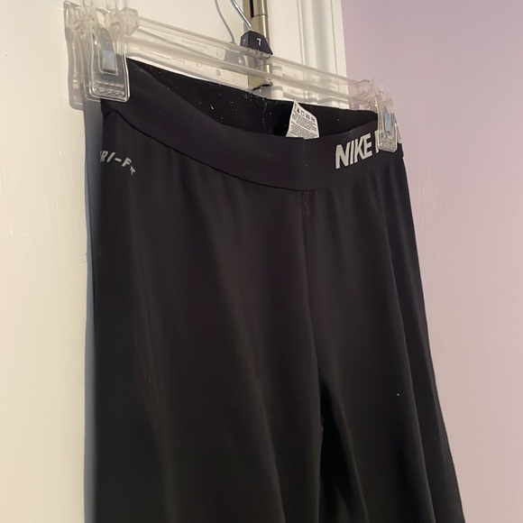 Cropped Nike Dri-Fit Leggings - Picture 3 of 3
